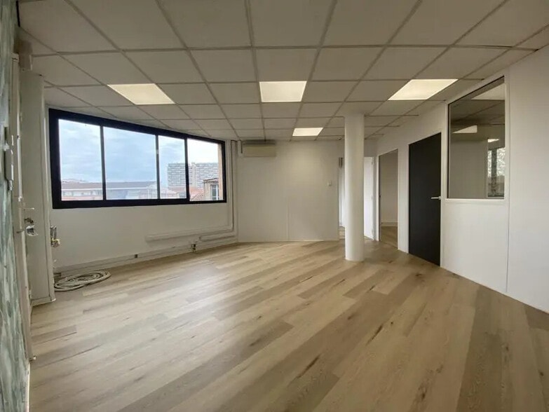18 Place Roguet, Toulouse for lease - Interior Photo - Image 3 of 17