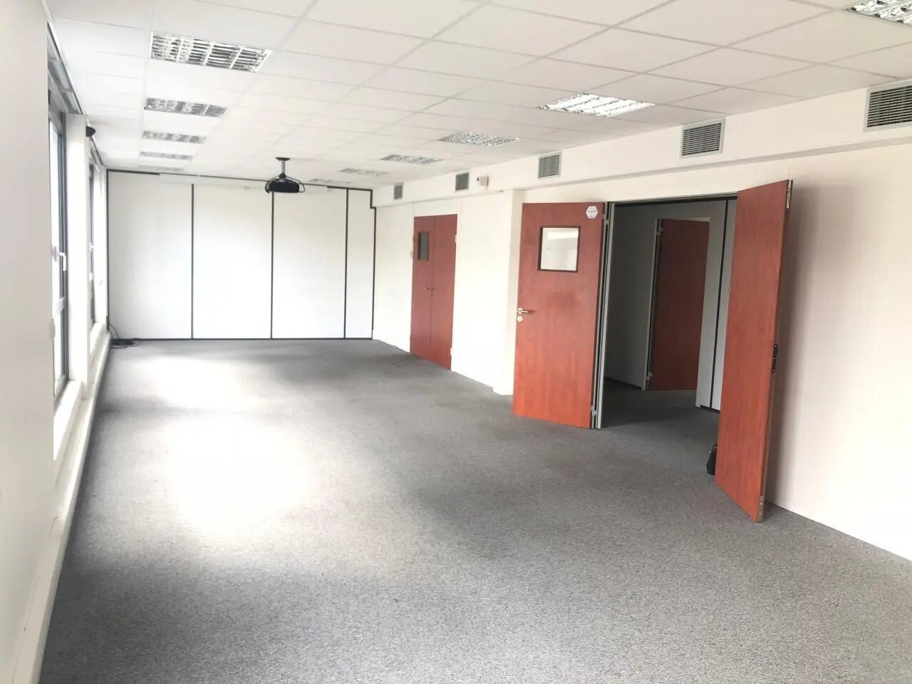 Office in Montreuil for lease Building Photo- Image 1 of 5