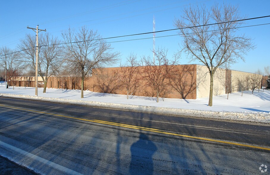 707 County Road E W, Saint Paul, MN à louer - Photo du bâtiment - Image 2 de 2