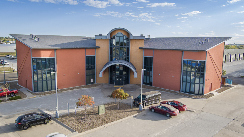 812 Burlington Dr, Bismarck, ND for lease - Building Photo - Image 1 of 10