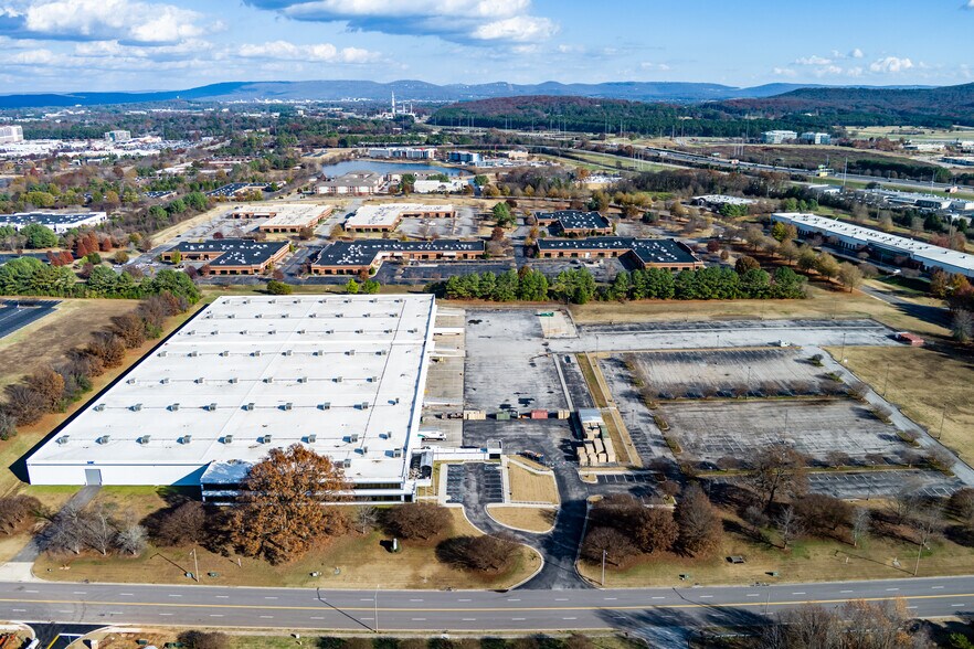 300 Diamond Dr NW, Huntsville, AL à louer - Photo du bâtiment - Image 2 de 12