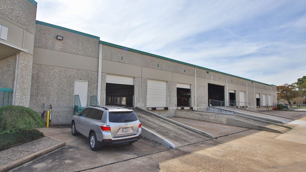 202-230 W 38th St, Houston, TX for lease - Building Photo - Image 2 of 2