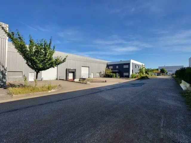 Flex dans Saint-Priest à louer - Photo du bâtiment - Image 3 de 7