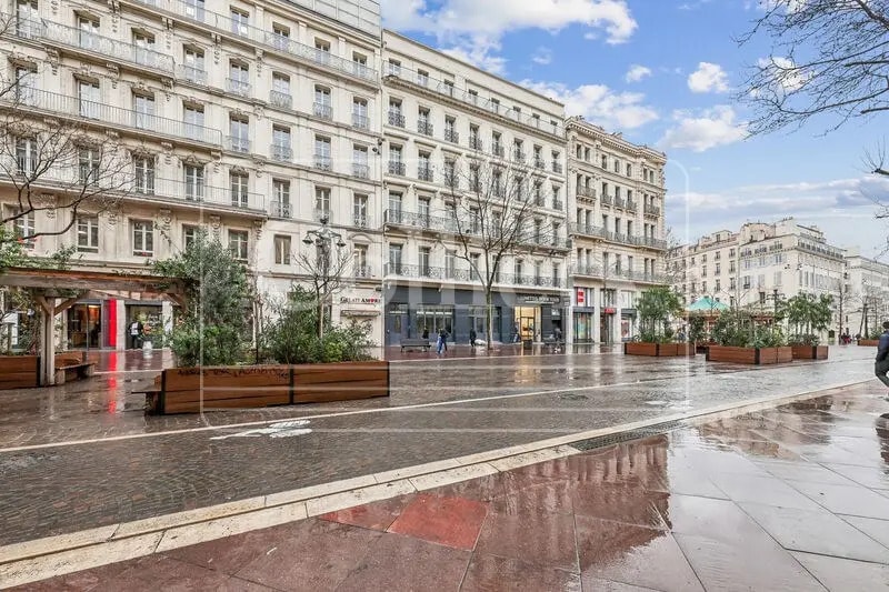 Retail in Marseille for lease Building Photo- Image 1 of 15