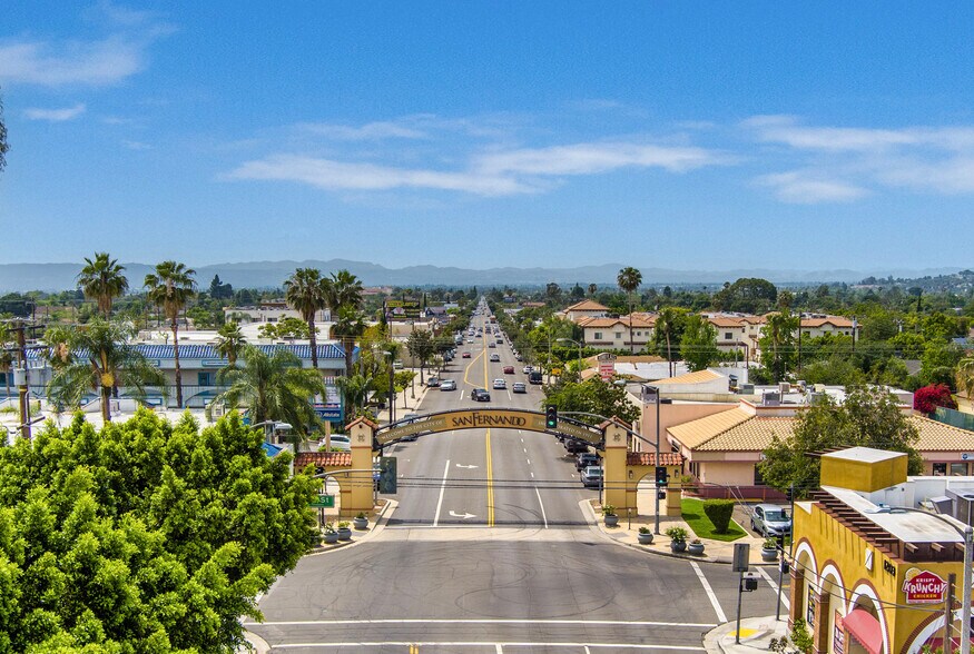 715 N Maclay Ave, San Fernando, CA à vendre - Photo du bâtiment - Image 2 de 8