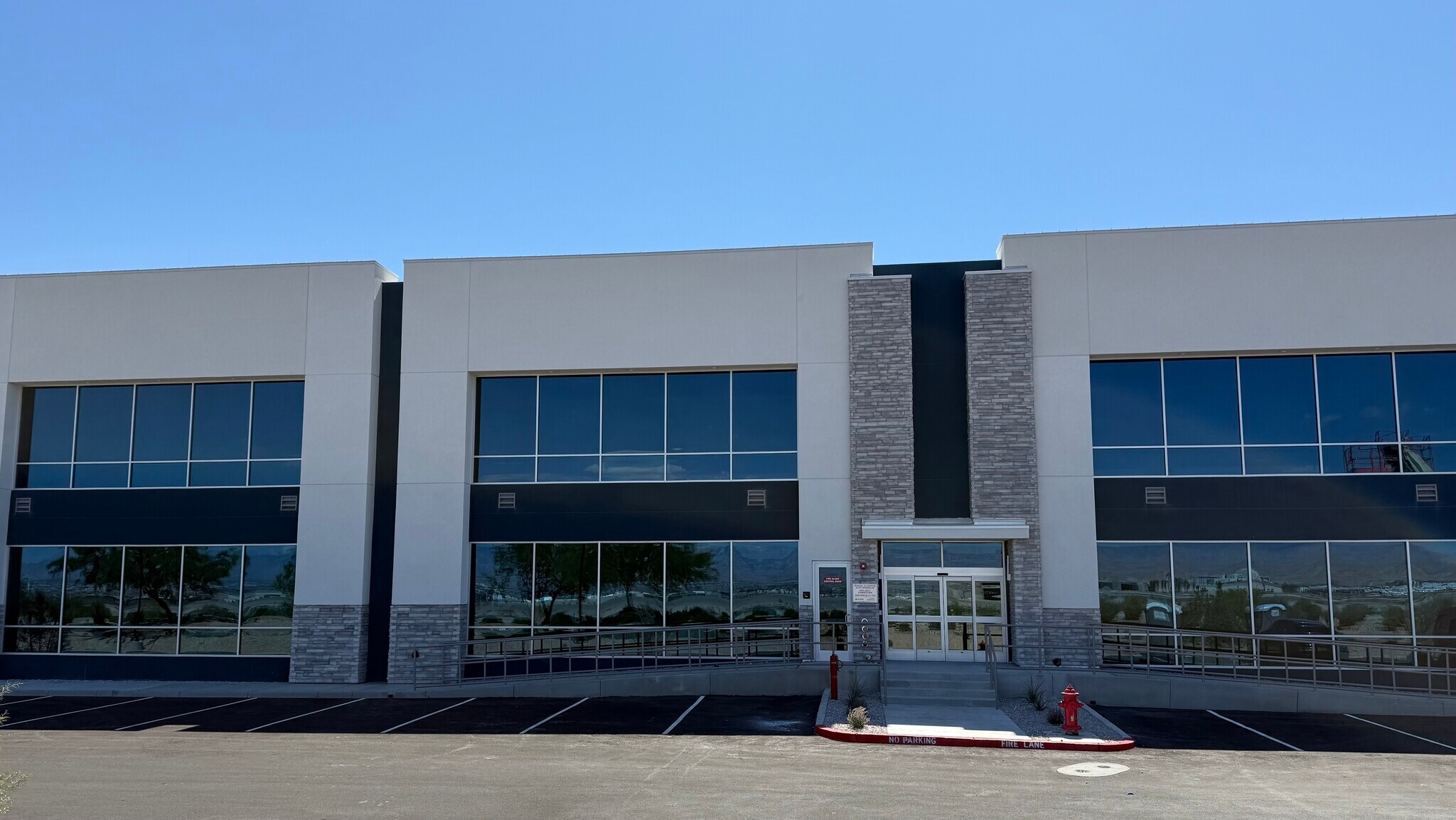 1301 Seven Hills Dr, Henderson, NV à louer Photo du bâtiment- Image 1 de 8