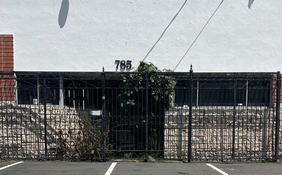 785 E 14th St, Los Angeles, CA à vendre - Photo du bâtiment - Image 1 de 2