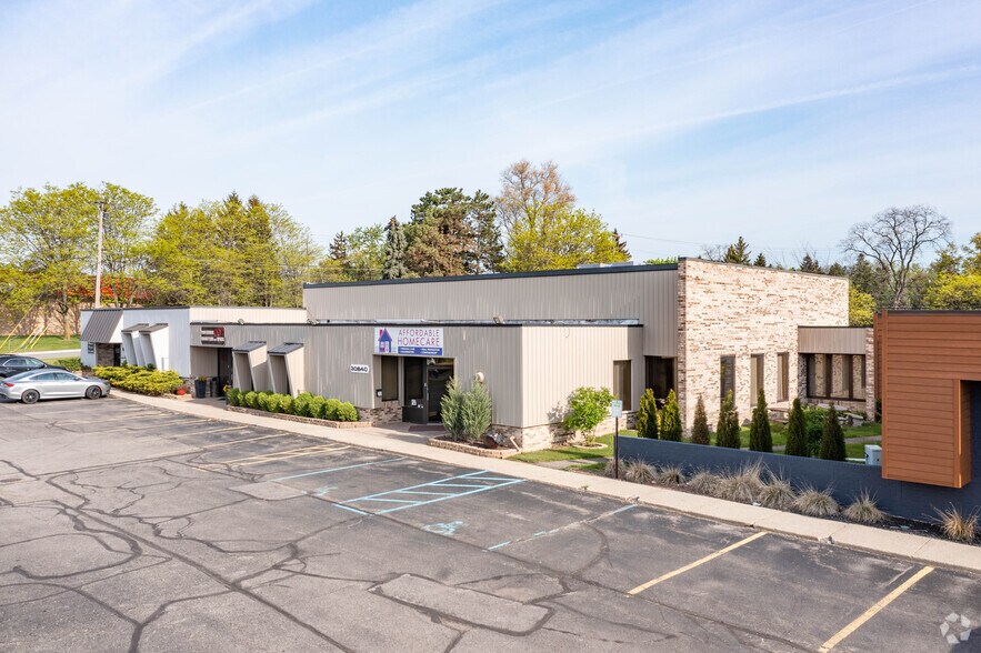 30640-30680 W 12 Mile Rd, Farmington Hills, MI à vendre - Photo du bâtiment - Image 2 de 3