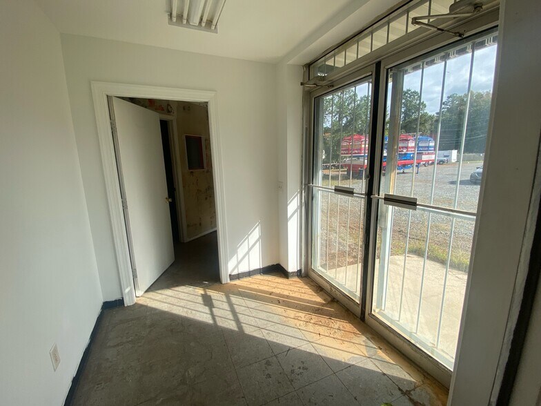 3131 Hawkins Ave, Sanford, NC à louer - Photo du bâtiment - Image 2 de 7