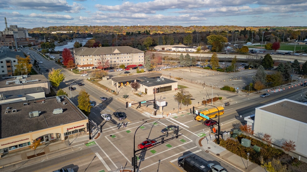 209 E Center St, Rochester, MN à louer - Photo du bâtiment - Image 3 de 20