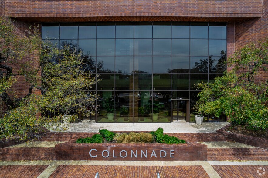 9901 W Interstate 10, San Antonio, TX à louer - Photo du bâtiment - Image 2 de 6