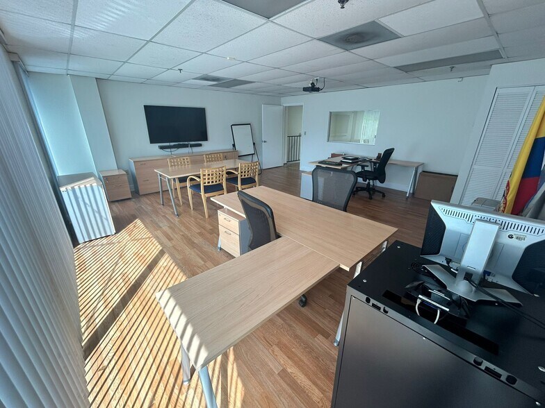 6910 NW 50th St, Miami, FL à louer - Photo intérieure - Image 3 de 4