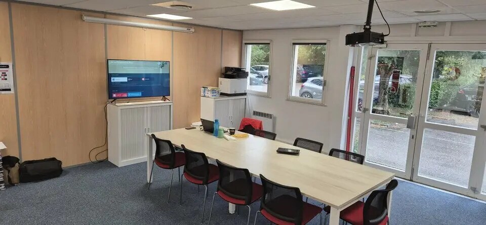 Office in Bron for lease Interior Photo- Image 1 of 6