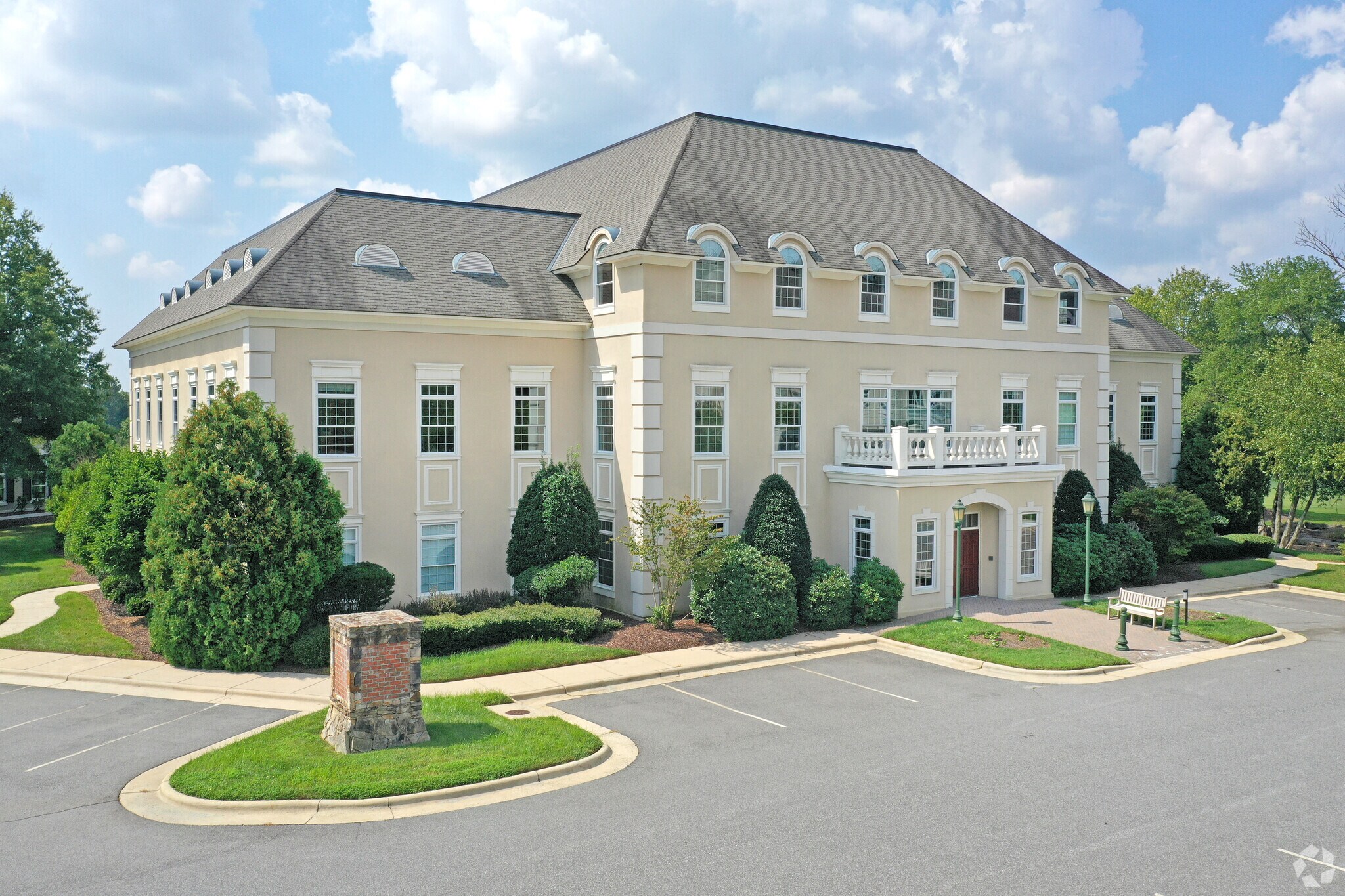 4510 Weybridge Ln, Greensboro, NC à louer Photo du bâtiment- Image 1 de 16