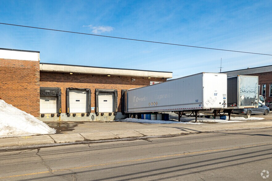 5588-5590 Av Royalmount, Montréal, QC à louer - Photo du bâtiment - Image 3 de 4