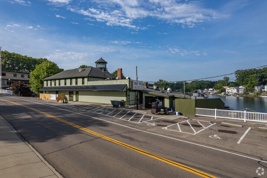 562 Portage Lakes Dr, Akron, OH for sale - Primary Photo - Image 1 of 5