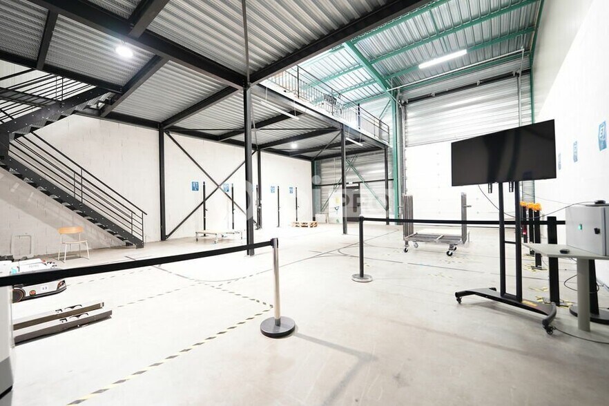 Flex in Millery for lease - Interior Photo - Image 3 of 12
