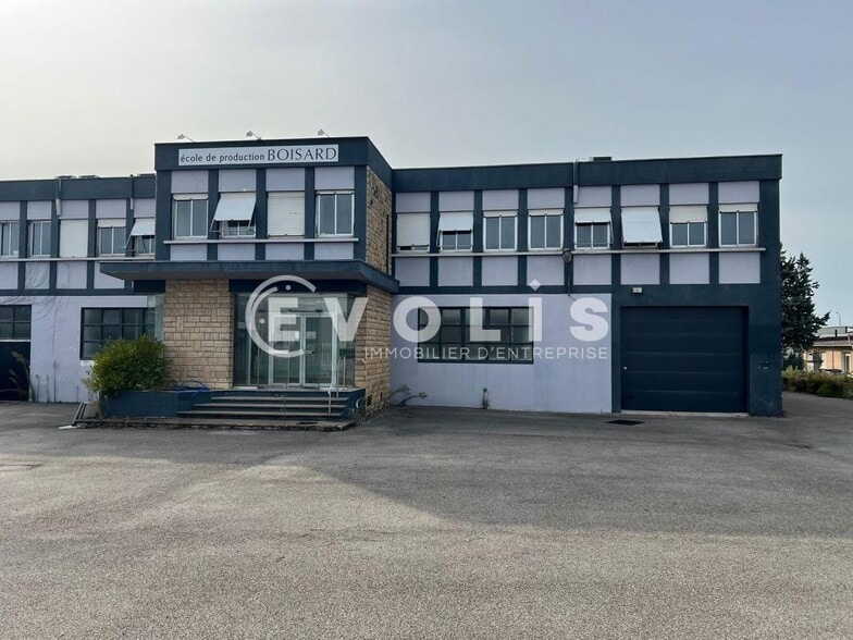 Local d'activités dans Décines-Charpieu à vendre - Photo du bâtiment - Image 2 de 22