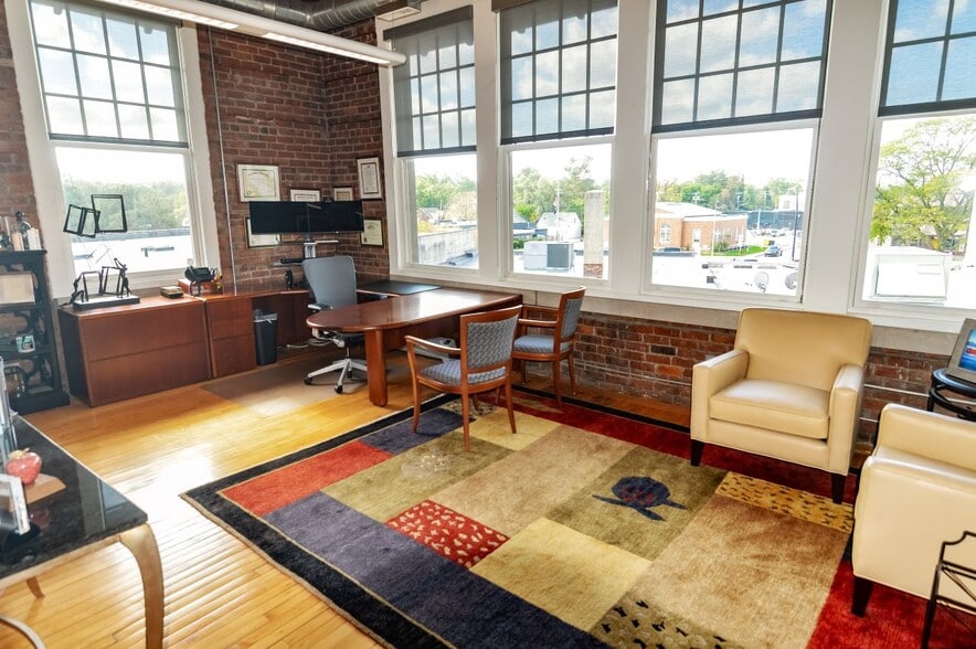 130 E Nine Mile Rd, Ferndale, MI for sale - Interior Photo - Image 3 of 15