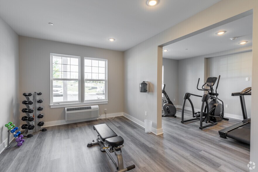 35 Violet Ave, Poughkeepsie, NY for lease - Interior Photo - Image 3 of 19