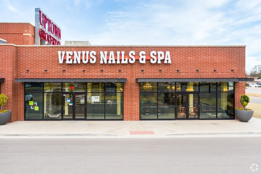 9515 N May Ave, Oklahoma City, OK à louer - Photo du bâtiment - Image 3 de 7