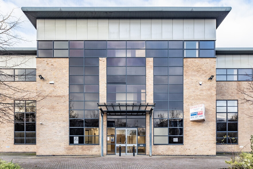 Hurricane Dr, Liverpool à louer - Photo du bâtiment - Image 2 de 3