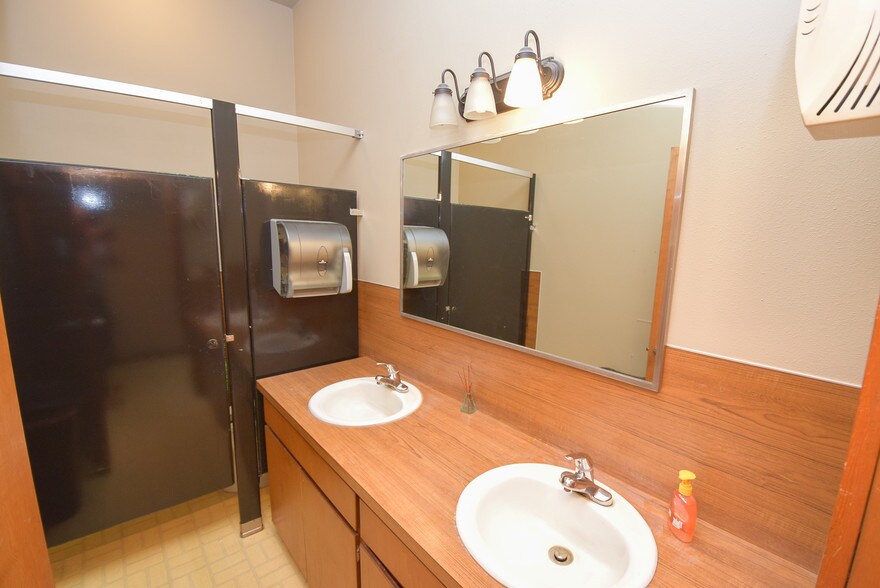 4861 Lancaster Dr NE, Salem, OR à louer - Photo du bâtiment - Image 2 de 9