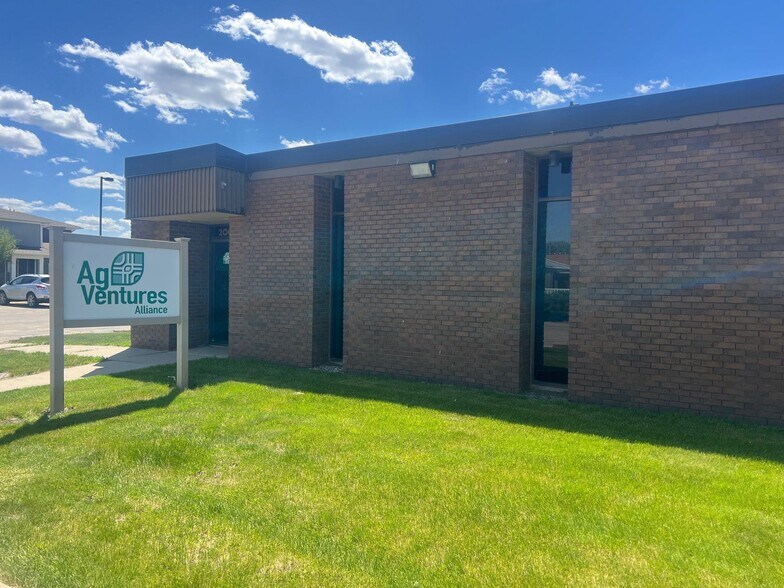 2009 4th St SW, Mason City, IA for lease - Building Photo - Image 1 of 1