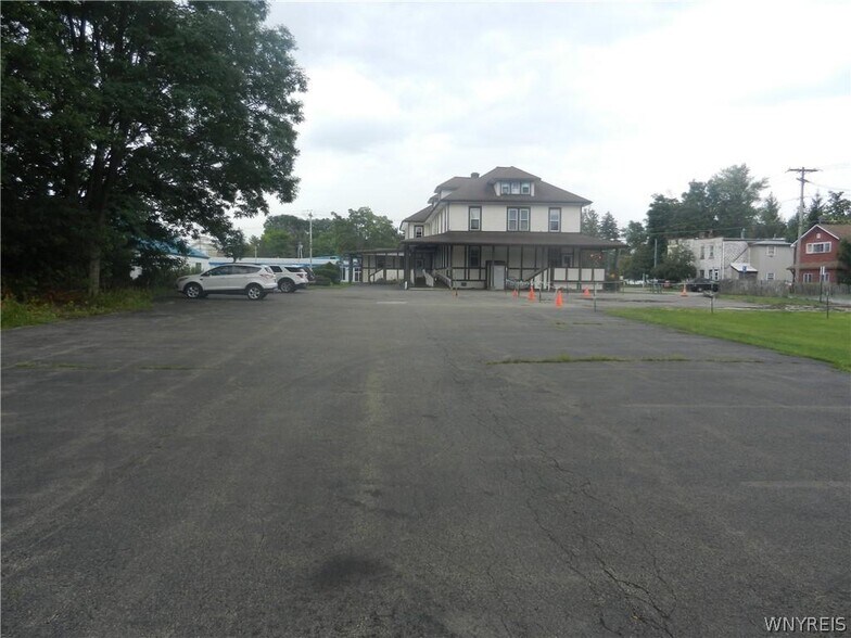 8328 Erie Rd, Angola, NY à vendre - Photo du bâtiment - Image 2 de 47