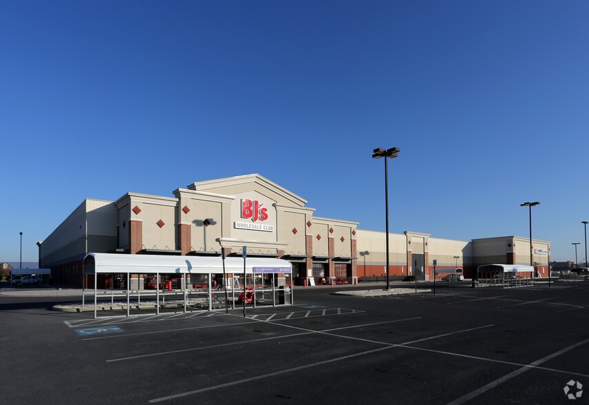 520 Gateway Ave, Chambersburg, PA for lease - Building Photo - Image 2 of 7