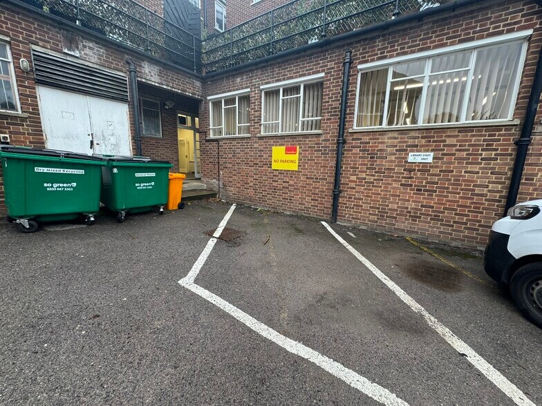 11 Station Parade, Virginia Water à louer - Photo du bâtiment - Image 3 de 7