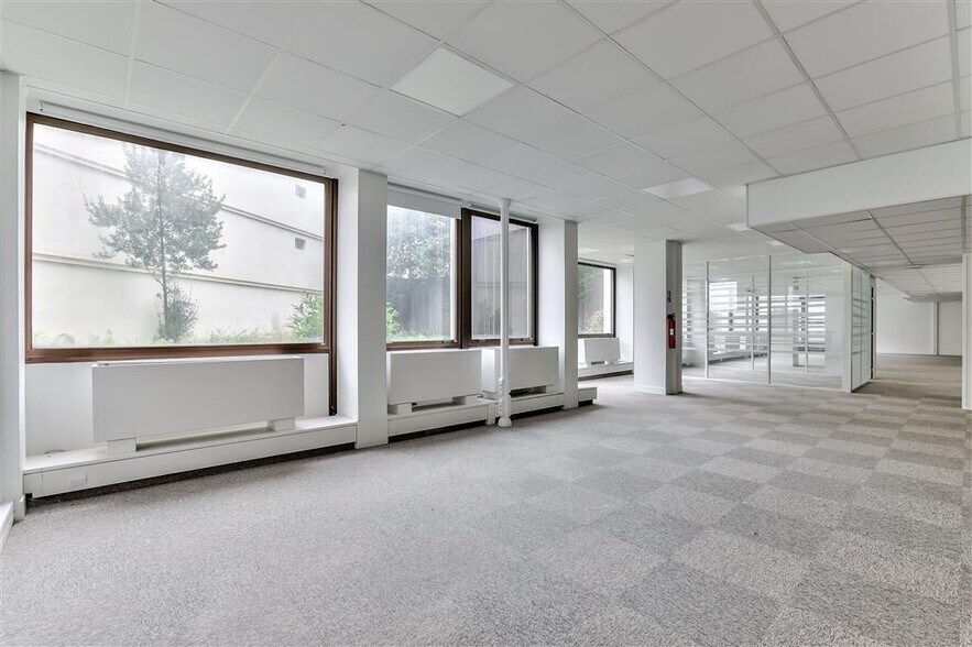 Bureau dans Saint-Cloud à louer - Photo du bâtiment - Image 3 de 6