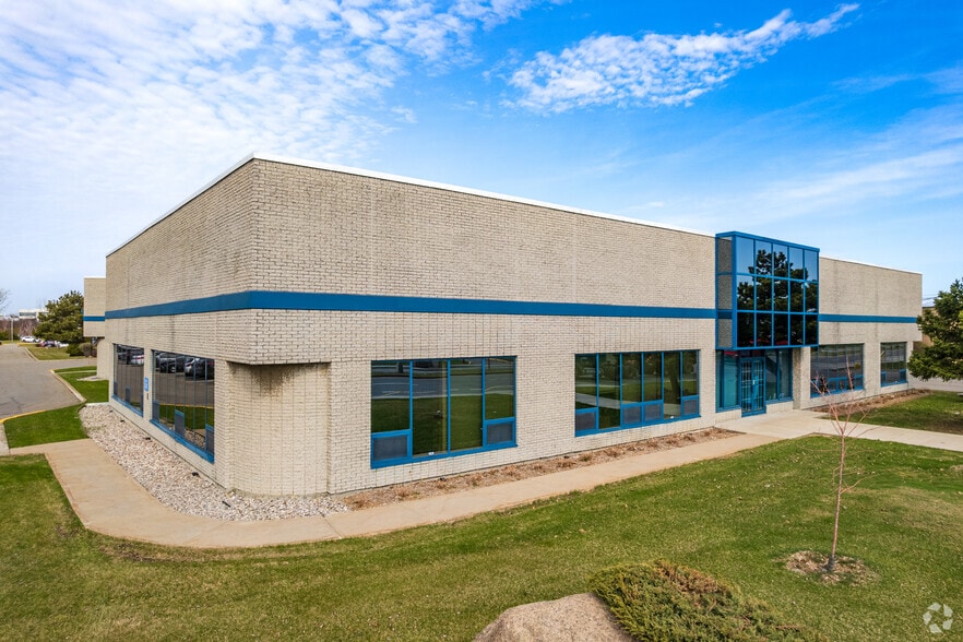 4575 Boul Poirier, Montréal, QC for lease - Building Photo - Image 1 of 15