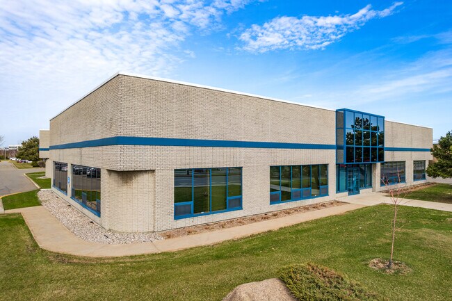 Plus de détails pour 4575 Boul Poirier, Montréal, QC - Industriel à louer