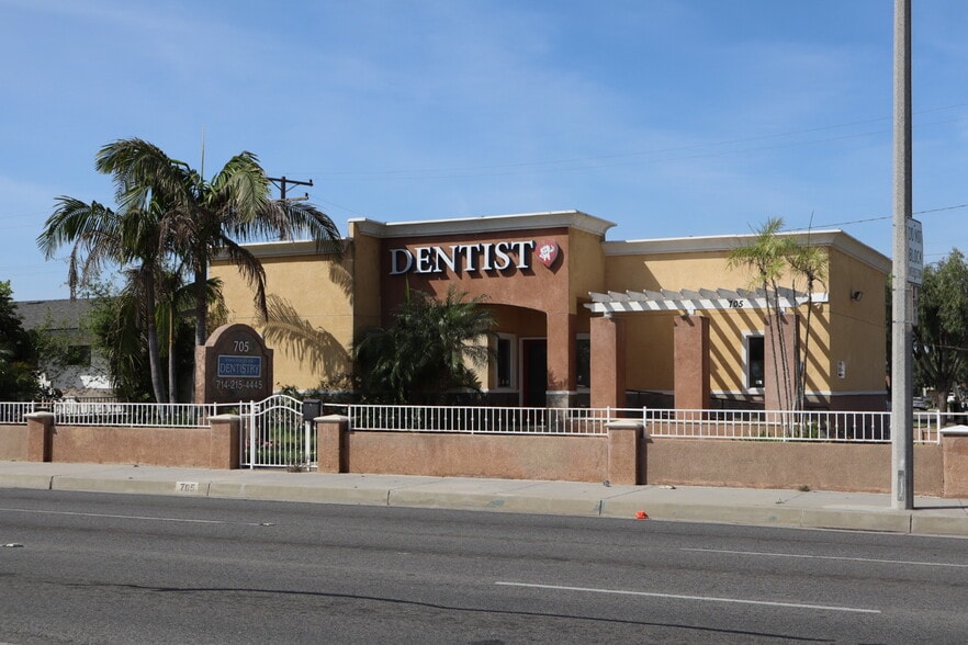 705 S State College Blvd, Anaheim, CA for sale - Building Photo - Image 2 of 15