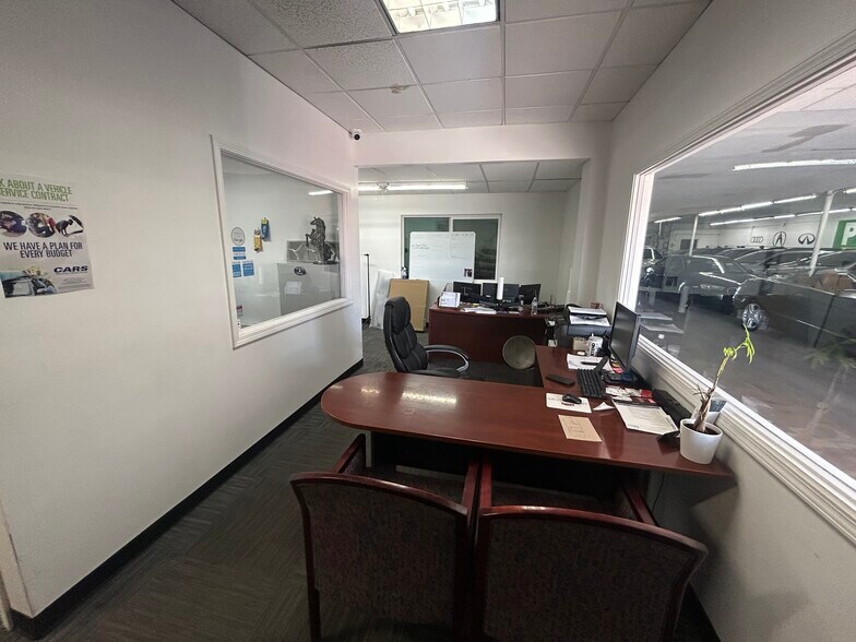 9110 N Cave Creek Rd, Phoenix, AZ à louer - Photo du bâtiment - Image 3 de 4