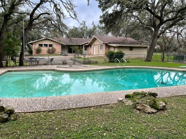 8191 US 290 portefeuille de 2 propriétés à vendre sur LoopNet.ca - Photo du bâtiment - Image 3 de 4