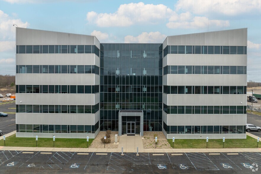 2321 Energy Dr, Louisville, OH à louer - Photo du bâtiment - Image 2 de 14