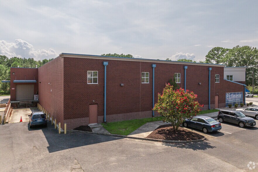 301 Village Ave, Yorktown, VA à louer - Photo du bâtiment - Image 3 de 4