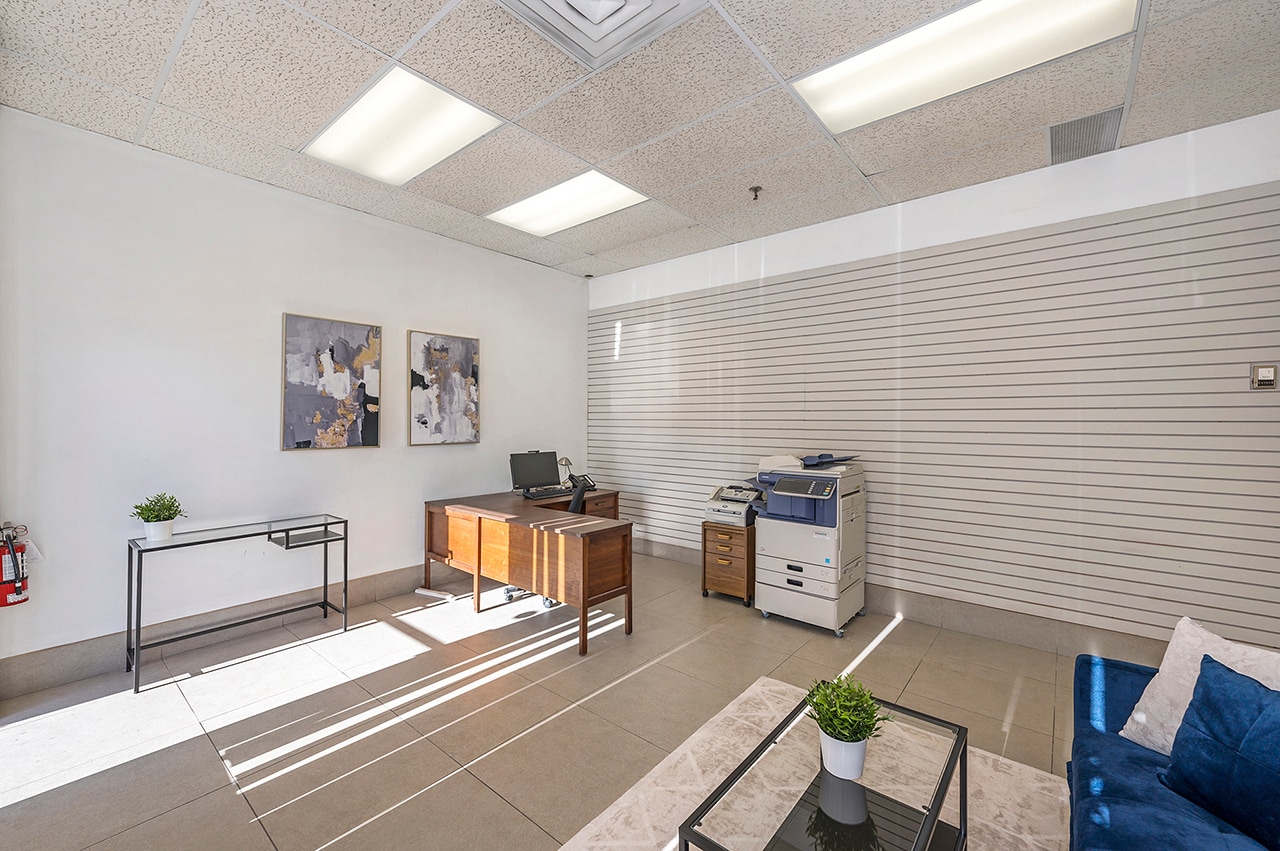5775 Atlantic Dr, Mississauga, ON L4W 4P3 - Unit 17 - - Interior Photo - Image 2 of 15