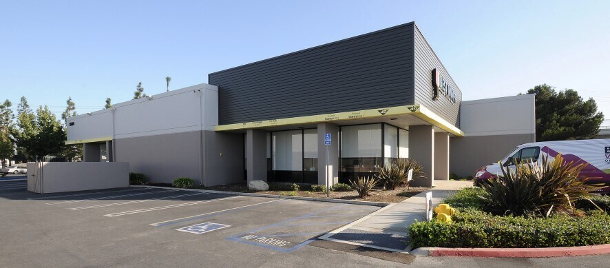 1544 E Warner Ave, Santa Ana, CA à vendre - Photo du bâtiment - Image 3 de 4