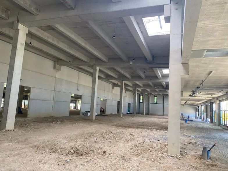 Flex in Bobigny for lease - Interior Photo - Image 2 of 5