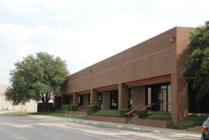 2010-2044 N State Highway 360, Grand Prairie, TX à louer - Photo du bâtiment - Image 1 de 9