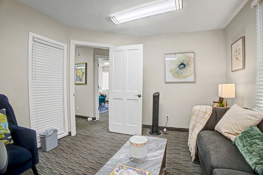 555 W University Dr, Mesa, AZ for lease - Interior Photo - Image 2 of 27