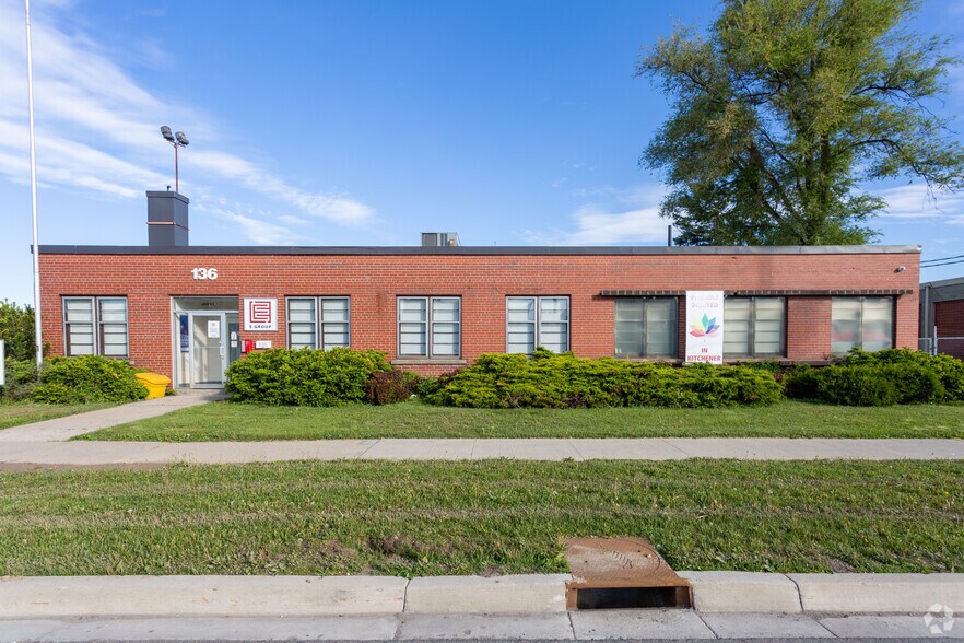 136 Ottawa St S, Kitchener, ON à louer - Photo du bâtiment - Image 3 de 6