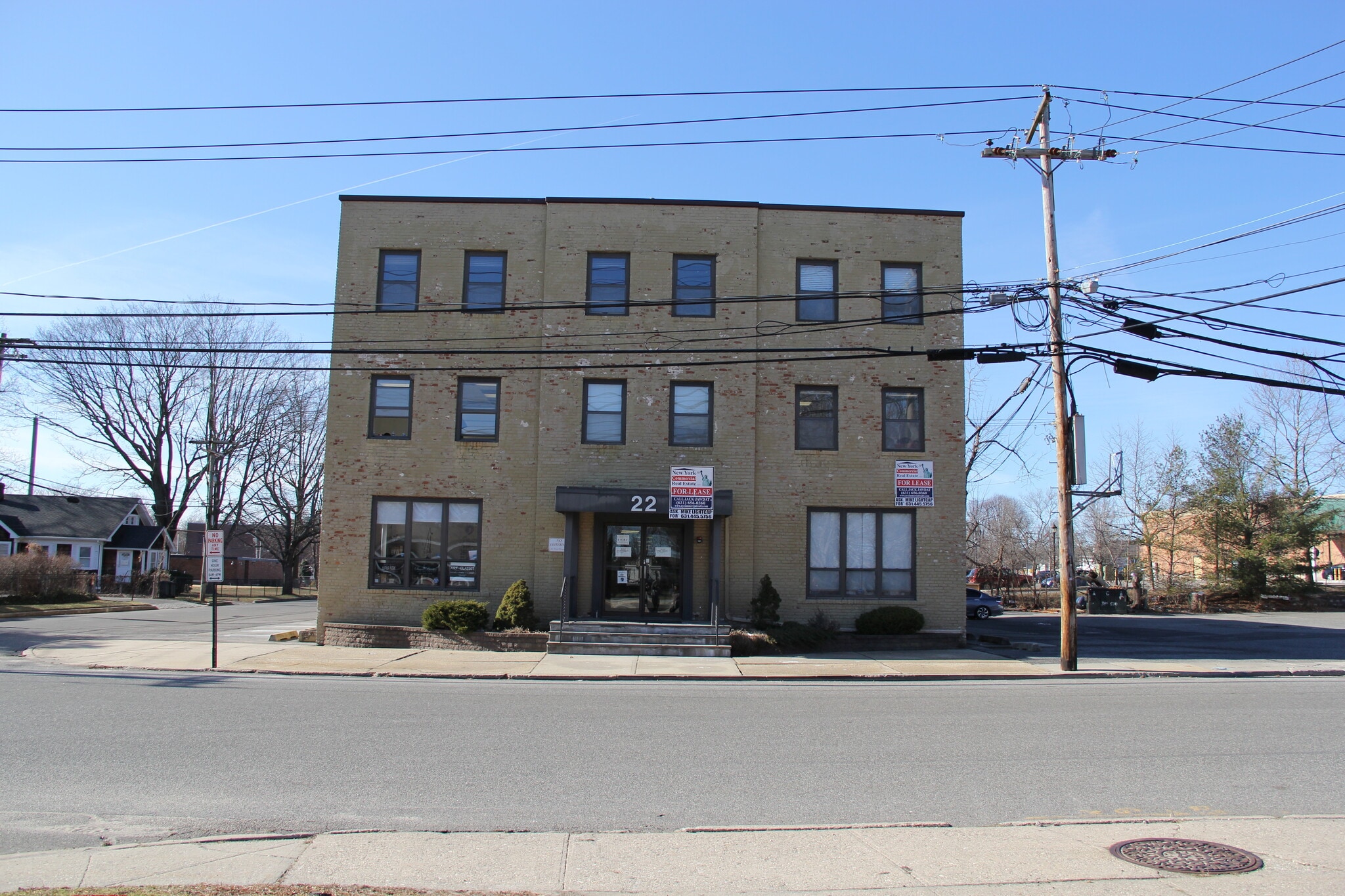 22 Lawrence Ave, Smithtown, NY à louer Photo du bâtiment- Image 1 de 28