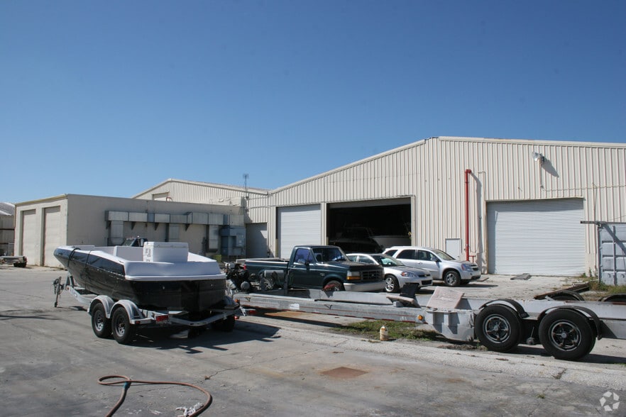 7176 15th St E, Sarasota, FL for lease - Building Photo - Image 2 of 8