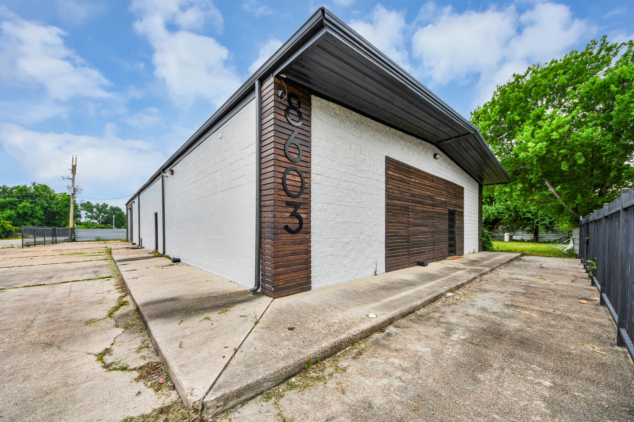 8603 Shoal Creek Dr, Houston, TX for sale Primary Photo- Image 1 of 72