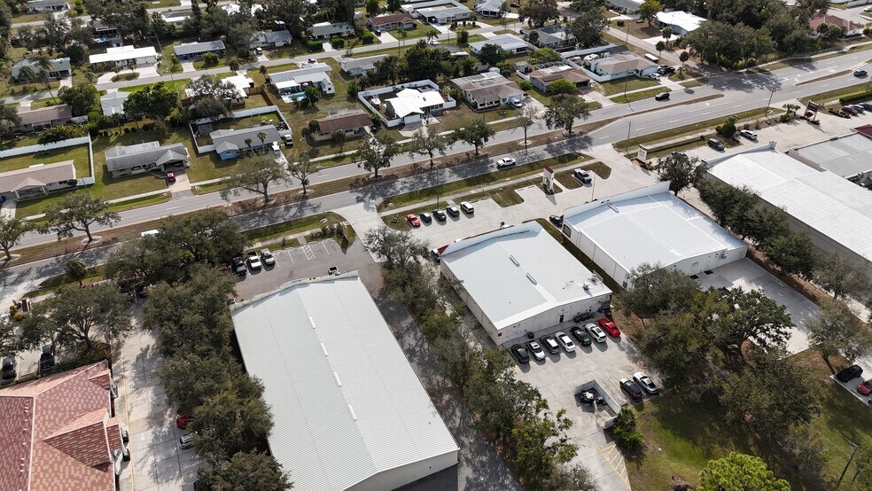 1214 E Venice Ave, Venice, FL à louer - Photo du bâtiment - Image 3 de 19