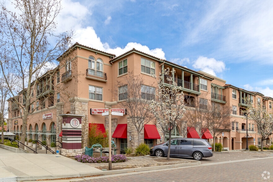 20560 Town Center Ln, Cupertino, CA for lease - Primary Photo - Image 1 of 9